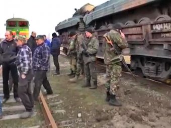 Жители Луганска остановили поезд с военной техникой из Киева (ВИДЕО)