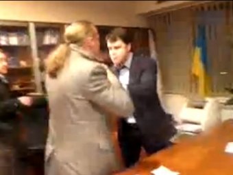 Депутаты партии "Свободы" избили директора национального телеканала Украины (ВИДЕО)