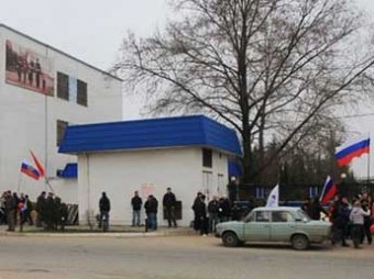 Cевастопольцы взяли штурмом штаб ВМС Украины (ВИДЕО)