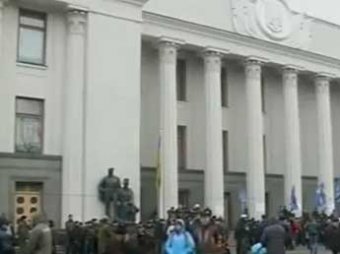 На Украине противники повышения налогов пытались взять штурмом Верховную Раду