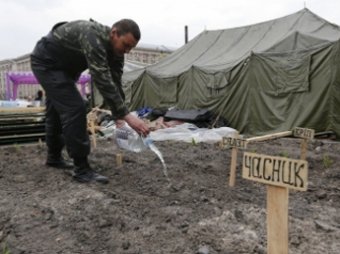 Украинские активисты на Майдане разбили огород и строят свинарник