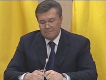 В сети появилось видео, как Янукович сломал ручку, извиняясь перед народом