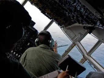Скандал: пилот пропавшего Boeing летал с девушками в кабине (ФОТО)