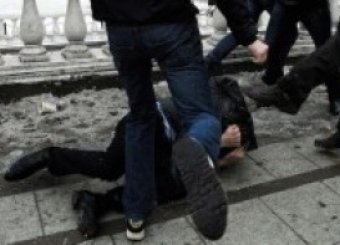 СМИ: националисты в Днепропетровске избивают прохожих на улицах