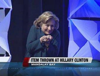 В Хиллари Клинтон бросили ботинок во время ее лекции в Лас-Вегасе