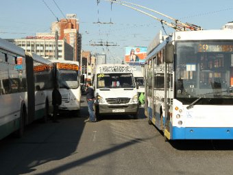 Две маршрутки и автобус столкнулись в Петербурге: пострадали 10 человек