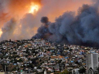 Гигантский пожар в чилийском Вальпараисо уничтожил 500 домов