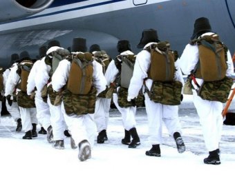 Десантники России впервые успешно высадились на льды Северного полюса