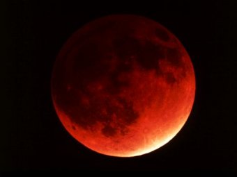 15 апреля земляне будут наблюдать лунное затмение