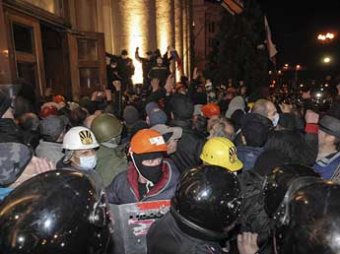 Во Львове митингующие взяли штурмом здание облпрокуратуры (ВИДЕО)