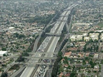 В Лос-Анджелесе на фоне самоубийцы водители сделали групповое селфи