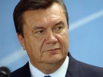 Янукович заявил, что Украина разваливается как страна