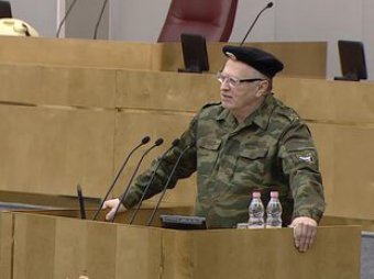 Жириновский пришел в Госдуму в военной форме (ВИДЕО)