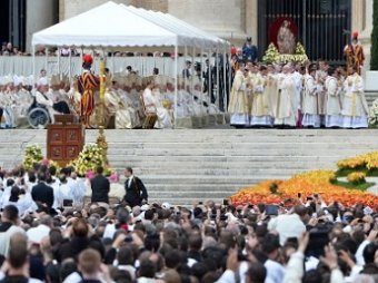 Папа Римский Франциск канонизировал двоих своих предшественников