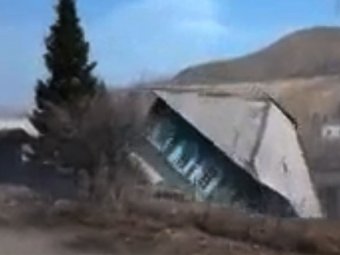 В Казахстане жилой дом провалился под землю