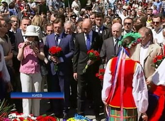Яценюка и Турчинова освистали у Вечного Огня на День Победы в Киеве