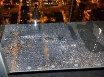 В Чикаго на смотровой площадке небоскреба треснул стеклянный пол