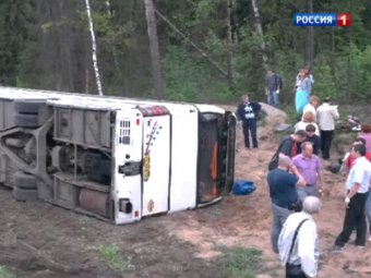 В Подмосковье перевернулся автобус с туристами: 25 пострадавших