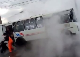 Пассажирский автобус наехал на люк с кипятком в Красноярске: 12 пострадавших