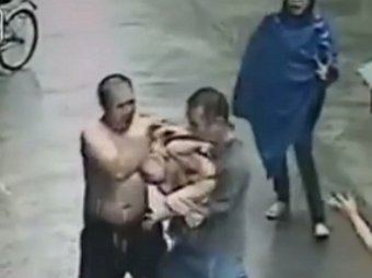 Сеть «взорвало» видео спасенного ребенка, выпавшего из окна