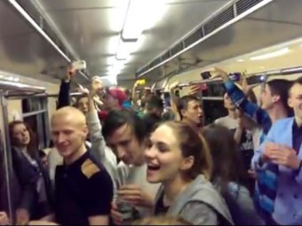Флешмоб в метро Киева: "Хто нэ скаче, той москаль!"