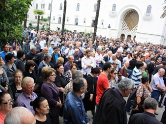 В Сухуми оппозиционеры штурмуют администрацию президента Абхазии