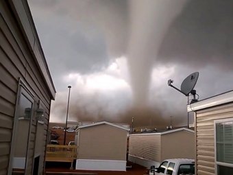 Американцы сняли видео в эпицентре торнадо