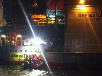 Greenpeace заблокировал платформу "Газпрома" в Нидерландах