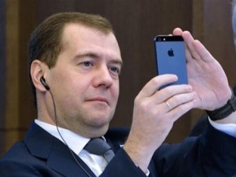 СМИ: Медведев не собирается отказываться от iPhone и своих министров