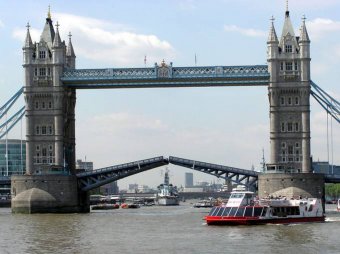 Теплоход с пассажирами протаранил Тауэрский мост в Лондоне