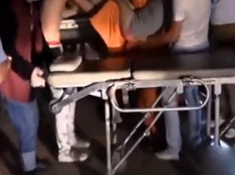 В Китае девушка сломала две ноги во время группового секса в авто