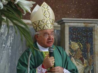 Посол Ватикана впервые в истории лишен сана за педофилию