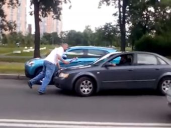 Мужчина с топором на дорожной "разборке" в Петербурге шокировал Рунет и британские СМИ