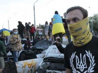 В Киеве закидали орехами посольство РФ и разгромили отделение Сбербанка (ВИДЕО)