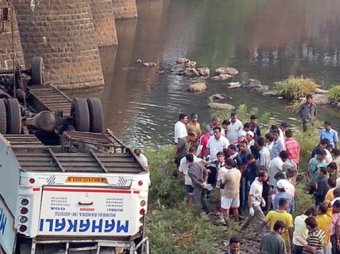 При падении автобуса в реку в Индии погибли двое россиян
