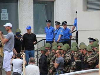 В Одессе десятки людей проводят пикет у консульства РФ