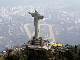 Блогер сделал селфи на вершине статуи Христа в Рио
