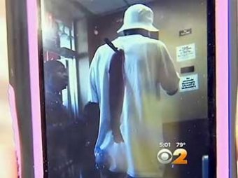 В Нью-Йорке в McDonald’s пришел мужчина с кухонным ножом в спине (ВИДЕО)