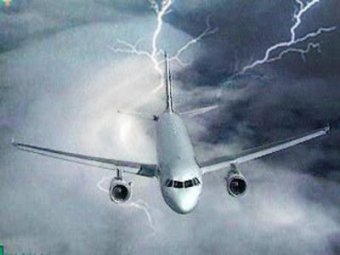 В летевший из Симферополя в Москву "Боинг" ударила молния