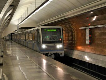 Пассажиров московского метро залило грязью через окна поезда