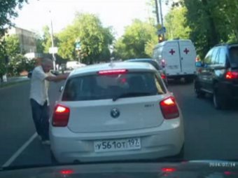 В Москве водитель BMW намеренно сбил пожилого мужчину за замечание