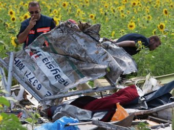 Подробности крушения «Боинг-777» на 31 июля: Наблюдателей ОБСЕ обстреляли на месте крушения Boeing