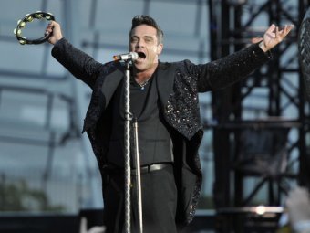 Робби Уильямс сломал руку своей 52-летней фанатке