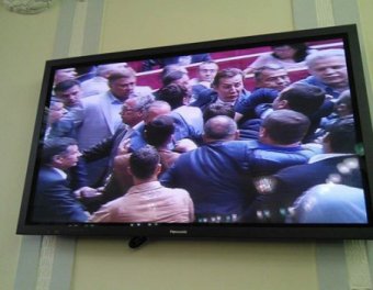Украинские депутаты подрались в Раде из-за закона о мобилизации
