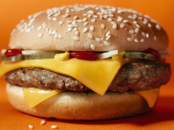 СМИ: Роспотребнадзор требует от "Макдоналдса" запретить чизбургеры и молочные коктейли