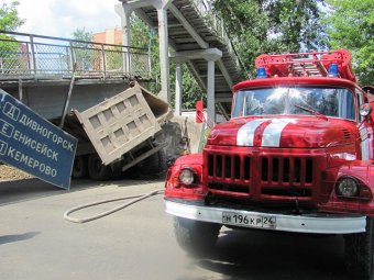 В Красноярске пьяный водитель КАМаЗа обрушил мост