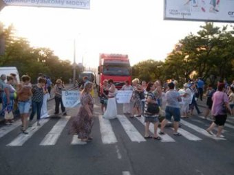 Матери и жены украинских десантников перекрыли международную трассу в Николаеве