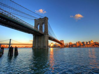 В Нью-Йорке обрушилась часть Бруклинского моста: пострадали 5 человек