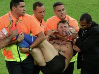 Во время финала ЧМ-2014 на поле стадиона "Маракана" выбежал полуголый россиянин