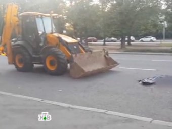В Москве водитель трактора насмерть сбил женщину ковшом
